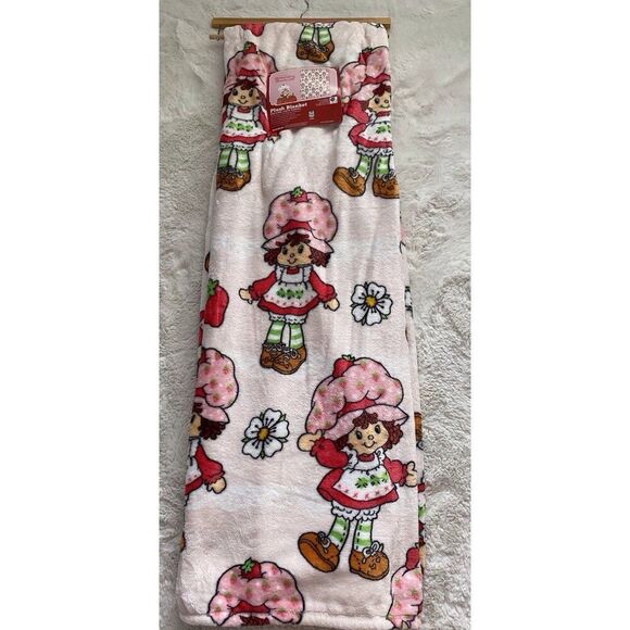 Strawberry Shortcake Classic 60 X 90” Soft Plush Blanket TWIN Size Poses Flowers - Picture 1 of 16